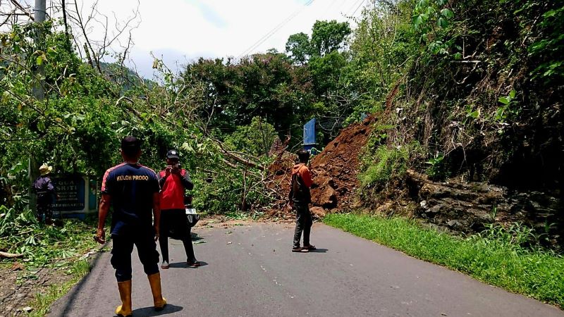 LONGSOR: Material longsor memenuhi Jalan Dekso-Samigaluh.&nbsp;