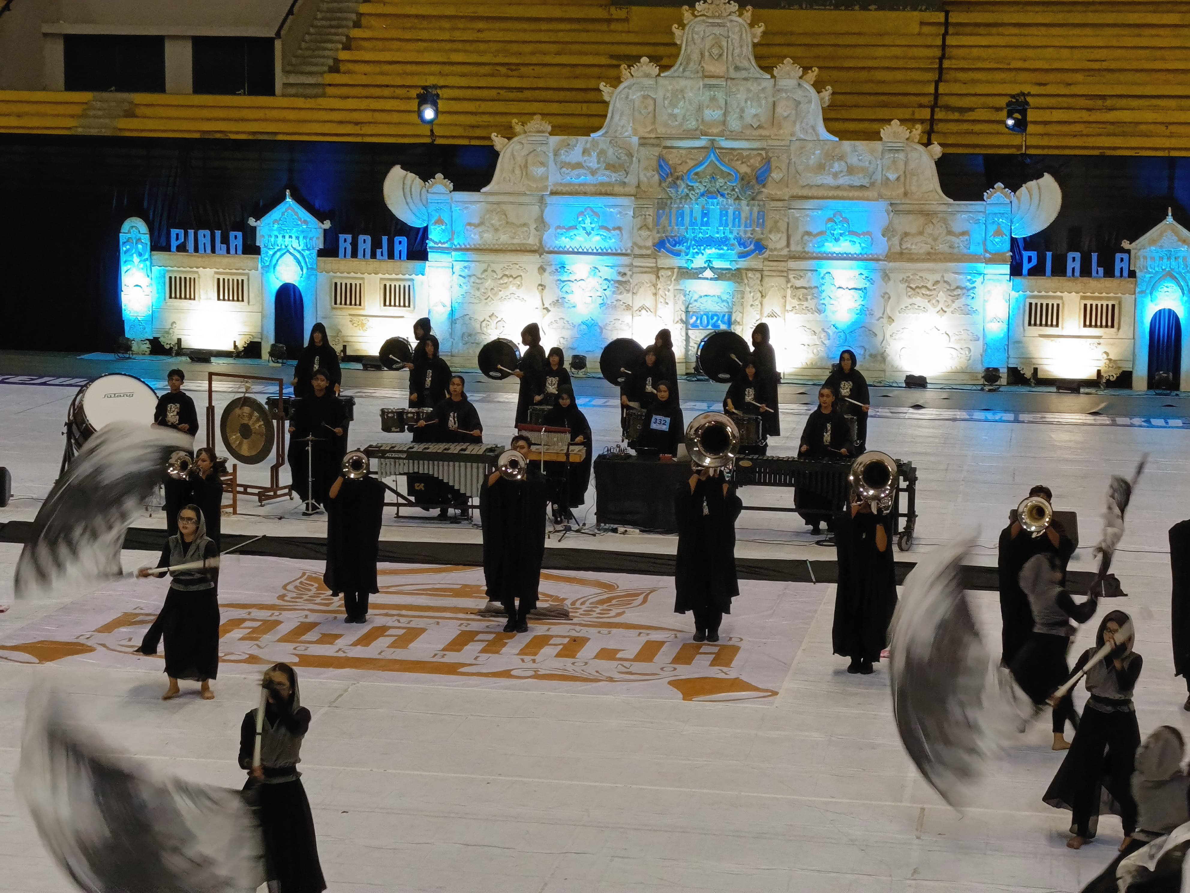 Salah satu tim saat melakukan display pada ajang Kejuaraan Marching Band Piala Raja HB X 2024 di GOR Amongrogo