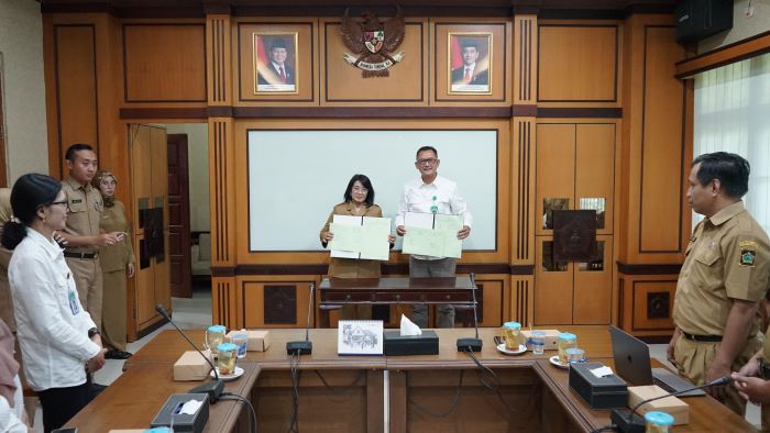SIMBOLIS: Pj Bupati Kulon Progo Srie Nurkyatsiwi dan Kepala BPMP DIY Bambang Hadi Waluyo melakukan penandatanganan nota kesepakatan Senin (18/11/2024).