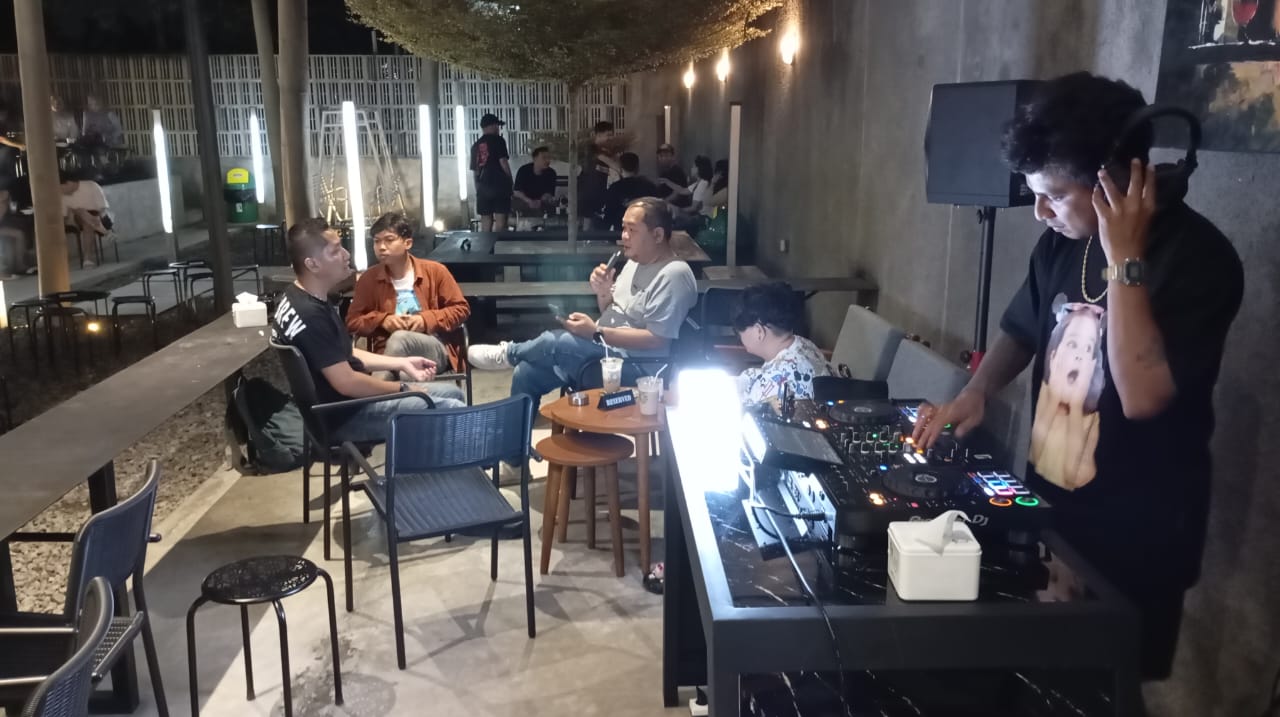 Suasana di Beat N Brew Coffee & Groovy dan Backspin DJ Course pada Minggu (17/11/2024) malam. Tempat ini merupakan satu-satunya kafe di Indonesia yang memadukan coffee shop dengan sekolah DJ.