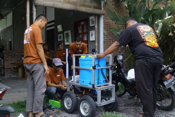 INOVATIF: Dosen UNY memperkenalkan RoboSemp (robot semprot) yang mampu menyemprot tanaman cabai hingga 3,6 kali lebih cepat dan menghemat biaya tenaga kerja.