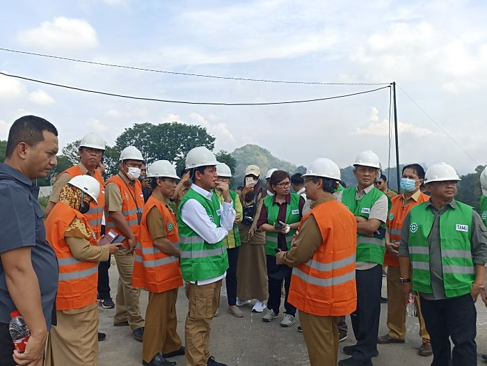 TURUN LAPANGAN: Menteri Lingkungan Hidup Hanif Faisol Nurofiq saat melakukan peninjauan di TPST Piyungan, Bantul Senin (18/11/2024).