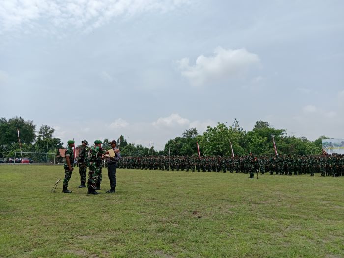 SESI LATIHAN: Sebanyak 530 taruna akmil tingkat dua saat mengikuti pembukaan kegiatan praja bakti di Lapangan Desa Kledokan Senin (18/11/2024).