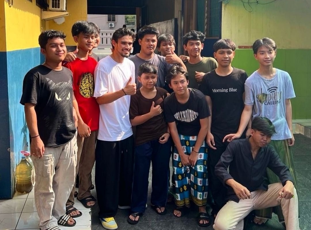 Nathan Tjoe A On dalam foto bersama anak-anak panti asuhan Yayasan Putra Nusa (ig nathantjoeaon