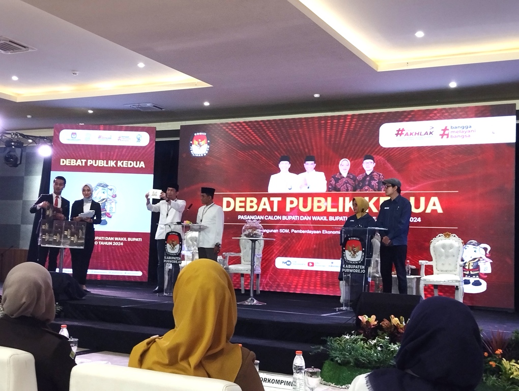 DEBAT PAMUNGKAS: Paslon Bupati dan Wakil Bupati Purworejo saling beradu gagasan untuk memikat hati masyarakat pada debat publik kedua di Gedung GCH, Senin (18/11).
