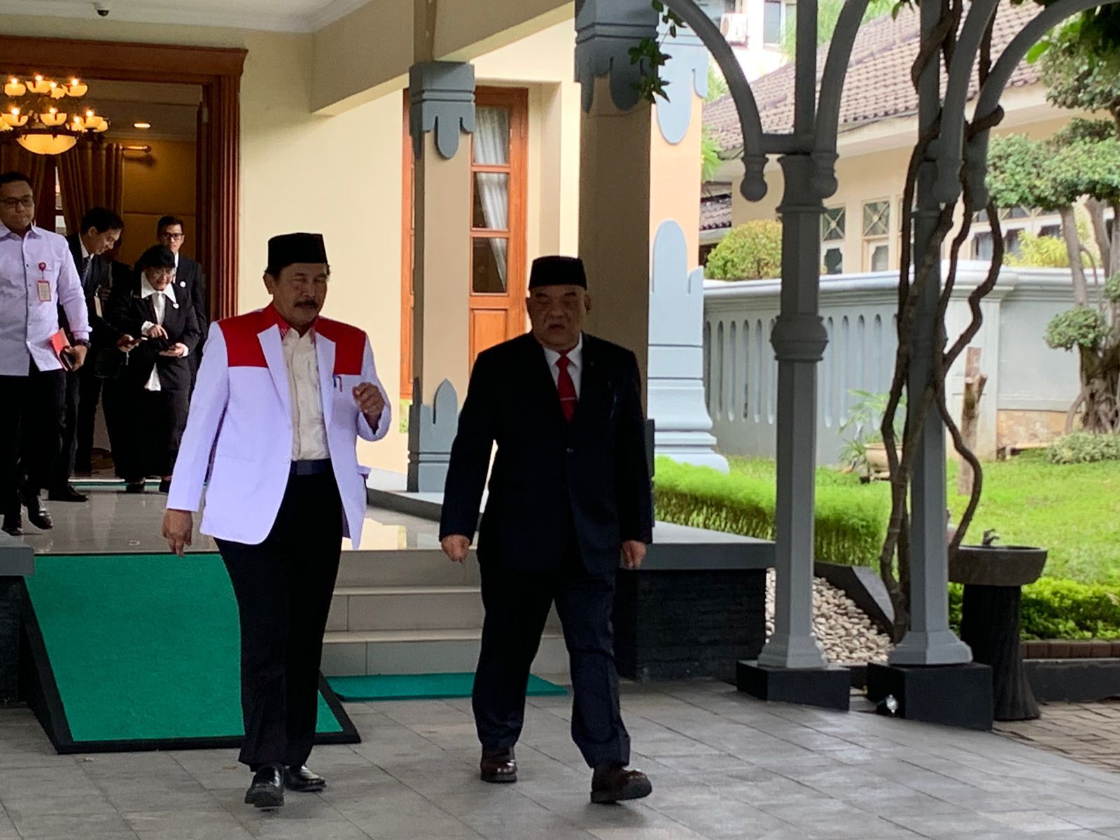 Wakil Gubernur DIJ Paku Alam X (kanan) dan Kepala BPIP Yudian Wahyudi usai pelantikan pengurus DIPIP DIY, Senin (18/11/2024).  (AGUNG DWI PRAKOSO / RADAR JOGJA)