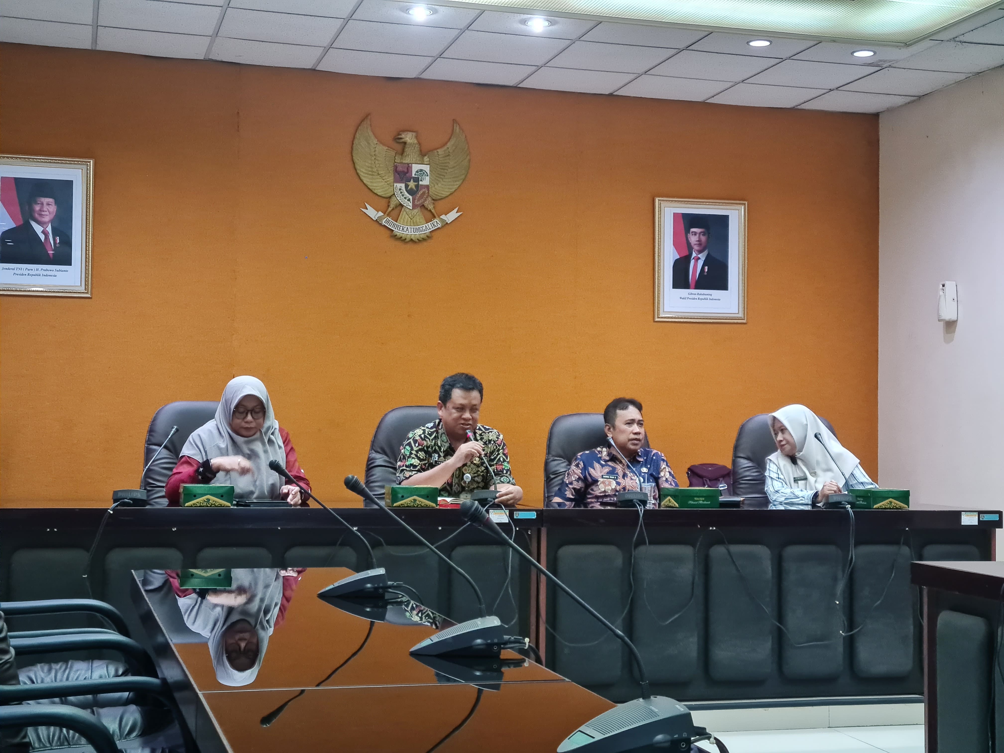&nbsp;  PAPARAN: Kepala Disporapar Kota Magelang didampingi Kabag Prokompim saat memberikan penjelasan soal Magelang Parekraf Fair 2024.  &nbsp;