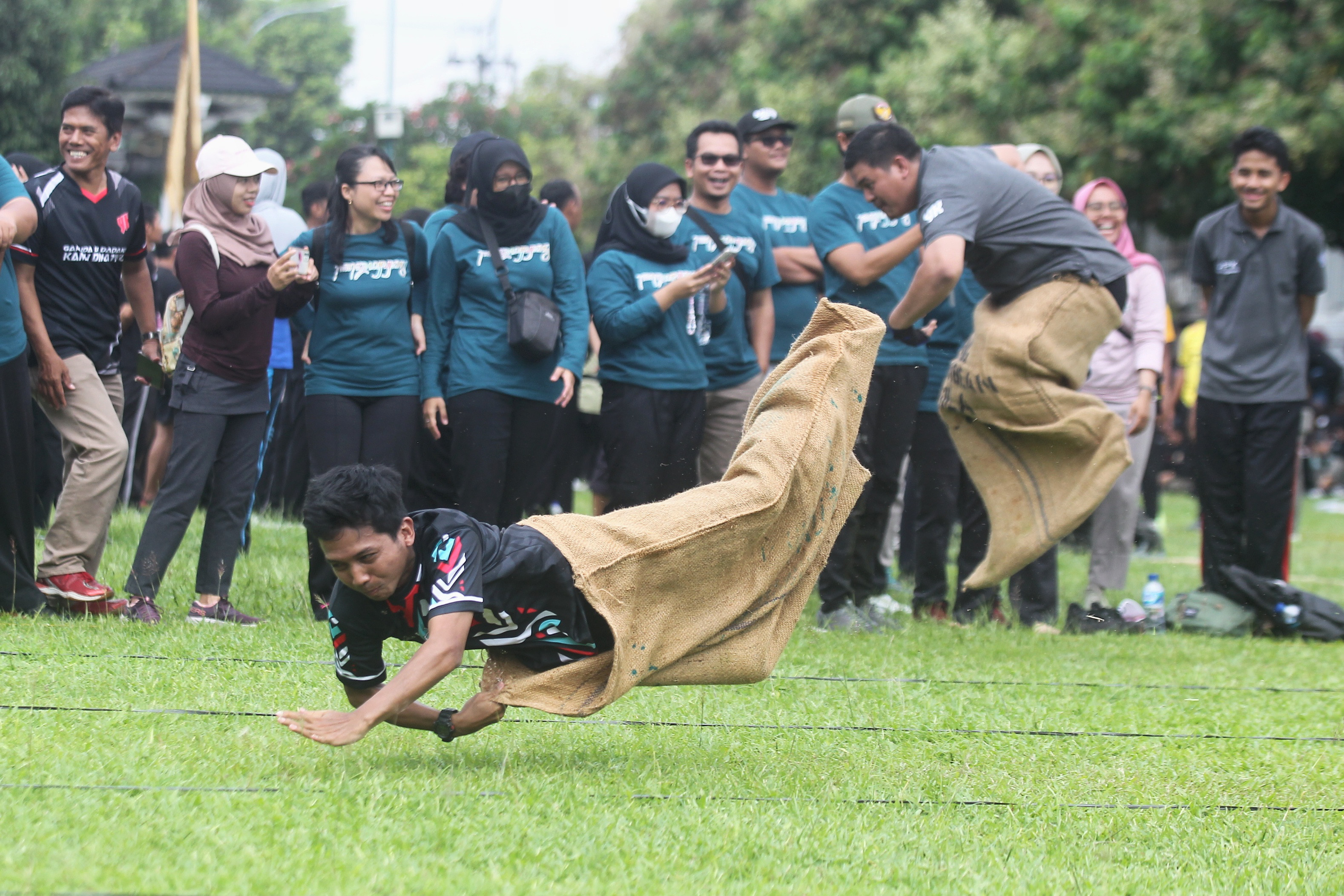 : Peserta yang merupakan pegawai pemerintahan mengikuti lomba olahraga tradisional balap karung antarperangkat daerah dan BUMD Kota Jogja dalam rangka HUT ke- 53 Korpri di Halaman Balai Kota Jogja.