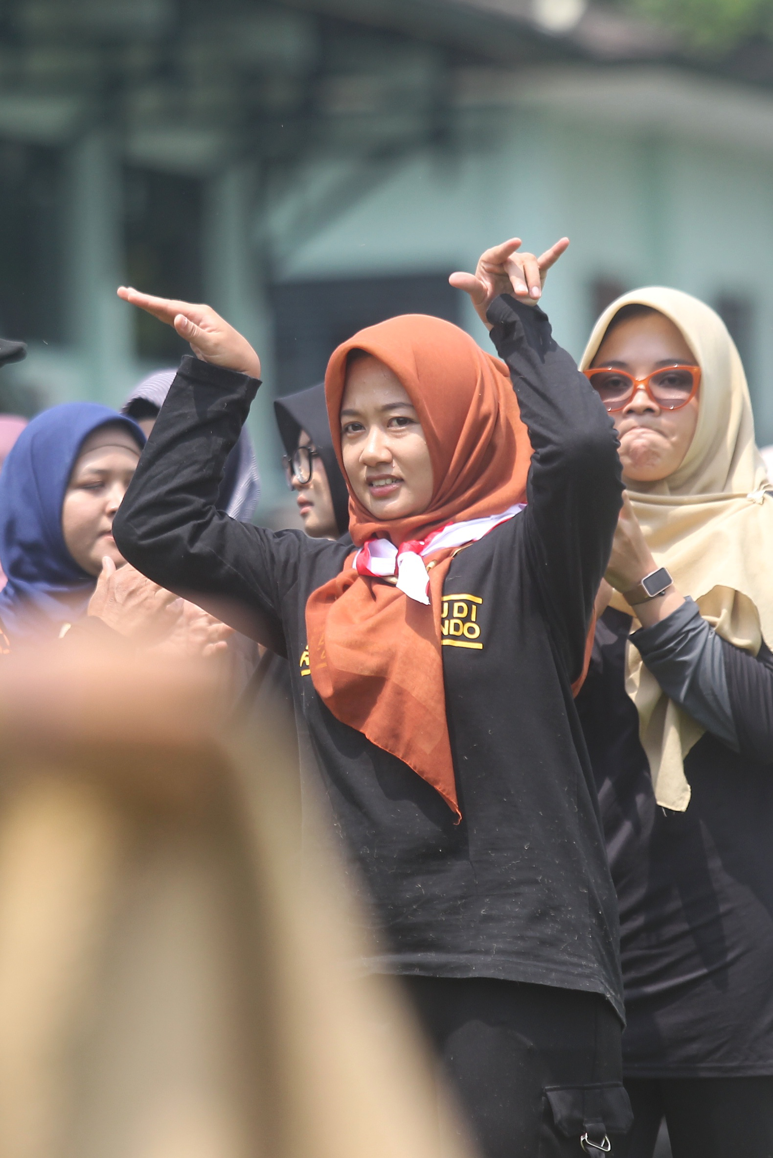 Peserta yang merupakan pegawai pemerintahan mengikuti lomba olahraga tradisional balap karung antarperangkat daerah dan BUMD Kota Jogja dalam rangka HUT ke- 53 Korpri di Halaman Balai Kota Jogja.