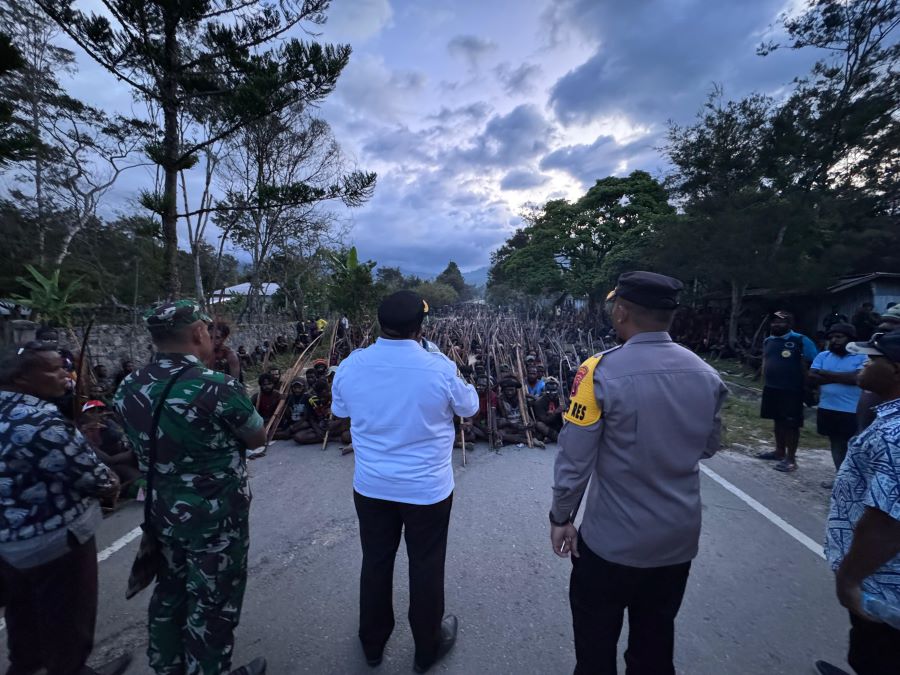 DI TENGAH KETEGANGAN: Pj Bupati `Nduga, Elai Giban SE., MM bersama unsur Forkopimda saat melakukan negosiasi perdamaian di hadapan kelompok masyarakat yang bertikai di Distrik Kenyam, Kabupaten Nduga.