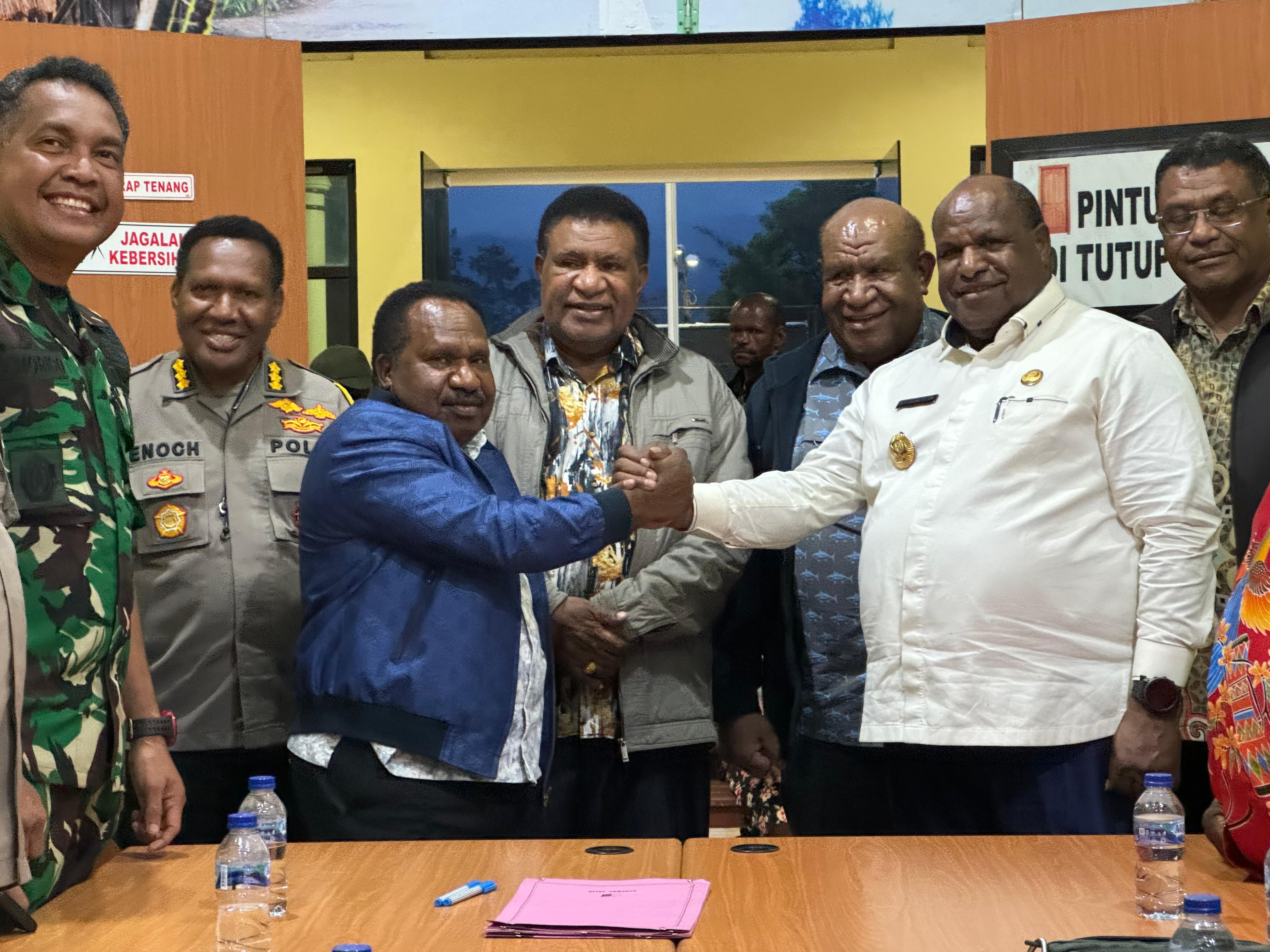 SEPAKAT DAMAI: Pj Bupati Nduga Elai Giban SE., MM., berjabat tangan dengan Pj Bupati Lani Jaya Alpius Yigibalom SH., MH., menandai kesepakatan damai pasca pertikaian antara Suku Lany dengan Suku Nduga