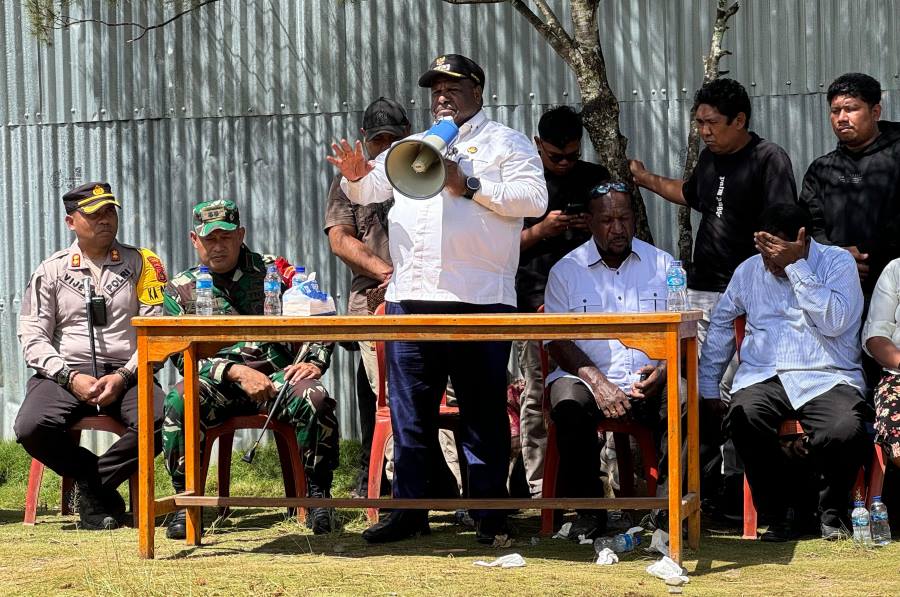 GERAK CEPAT: Pj Bupati Nduga, Elai Giban SE., MM didampingi unsur Forkopimda setempat, tokoh-tokoh masyarakat, dan tokoh-tokoh agama dalam kesempatan memediasi, dan mendamaikan dua kelompok masyarakat