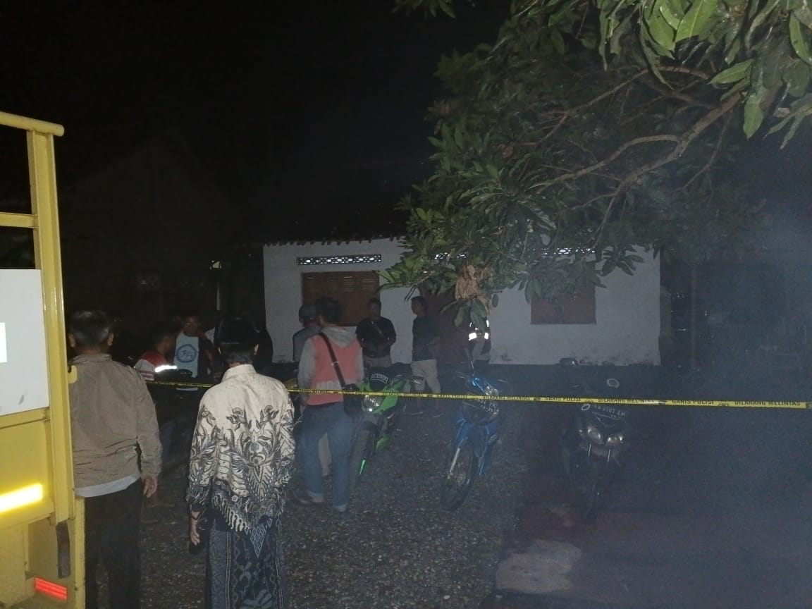 PENYELIDIKAN : Tim Inafis Polres Kebumen menggelar olah tempat kejadian perkara (TKP) di rumah warga Desa Muktisari yang ditemukan meninggal dengan luka tusuk. (M Hafied/Radar Jogja)