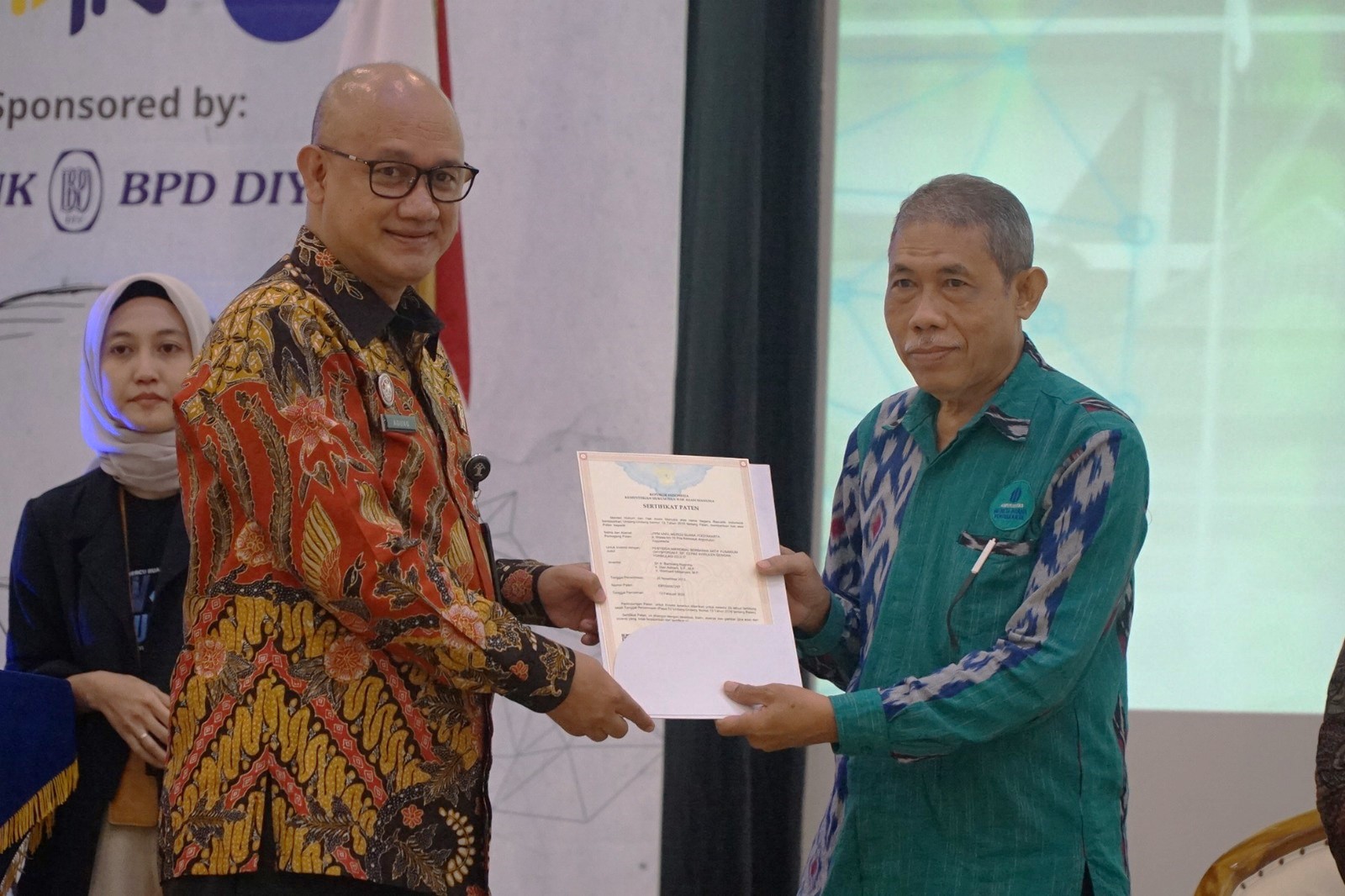 APRESIASI: Kepala Kanwil Kemenkumham DIJ Agung Rektono Seto (kiri) memberikan sertifikasi perlindungan kekayaan intelektual paten untuk akademisi UMBY di Kampus 3 UMBY, Selasa (19/11).