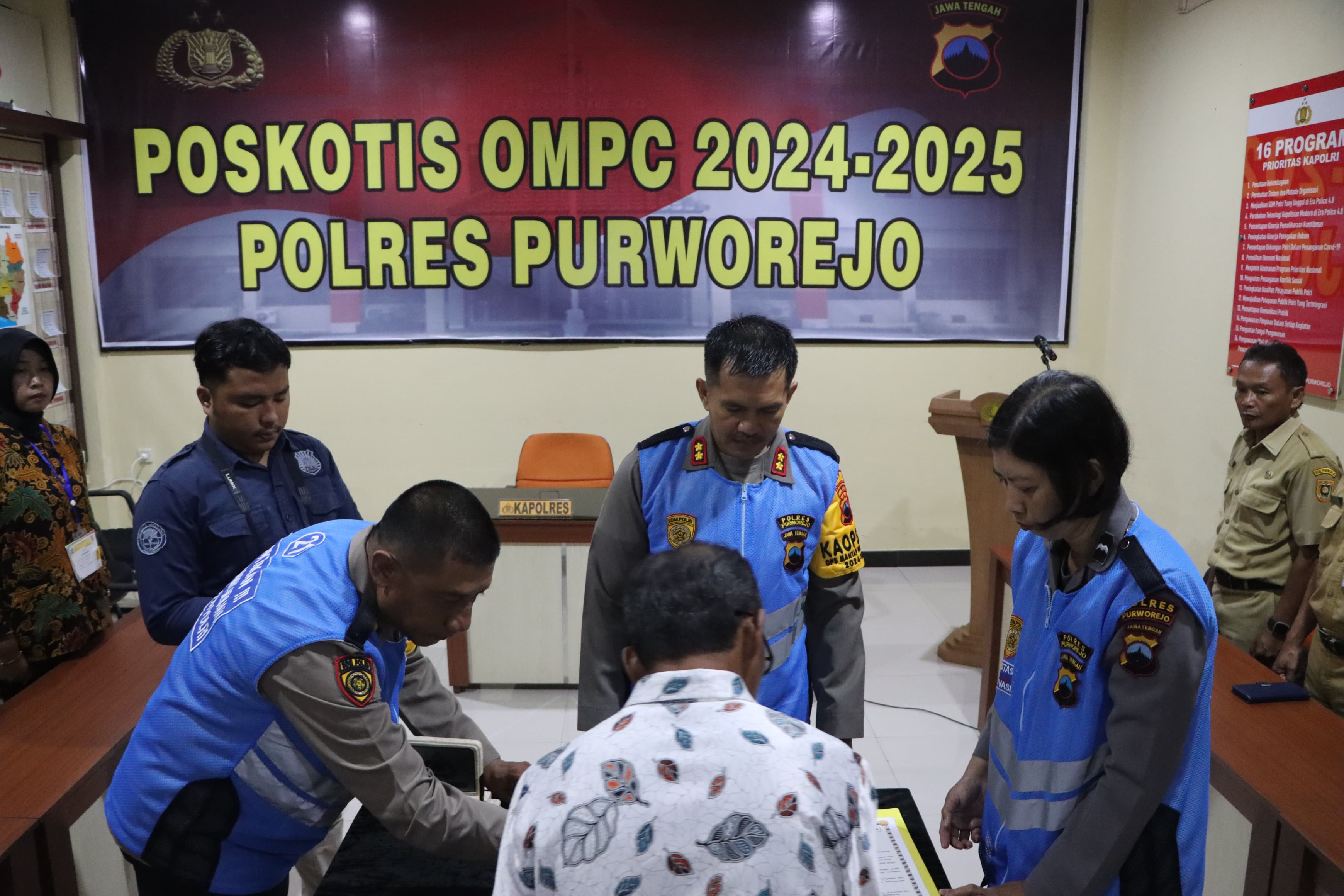 Humas Polres Purworejo untuk Radar Jogja  Penandatanganan pakta integritas panitia, orang tua, dan seleksi penerimaan Bikomsus Polri 2025 di Mapolres Purworejo.  &nbsp;