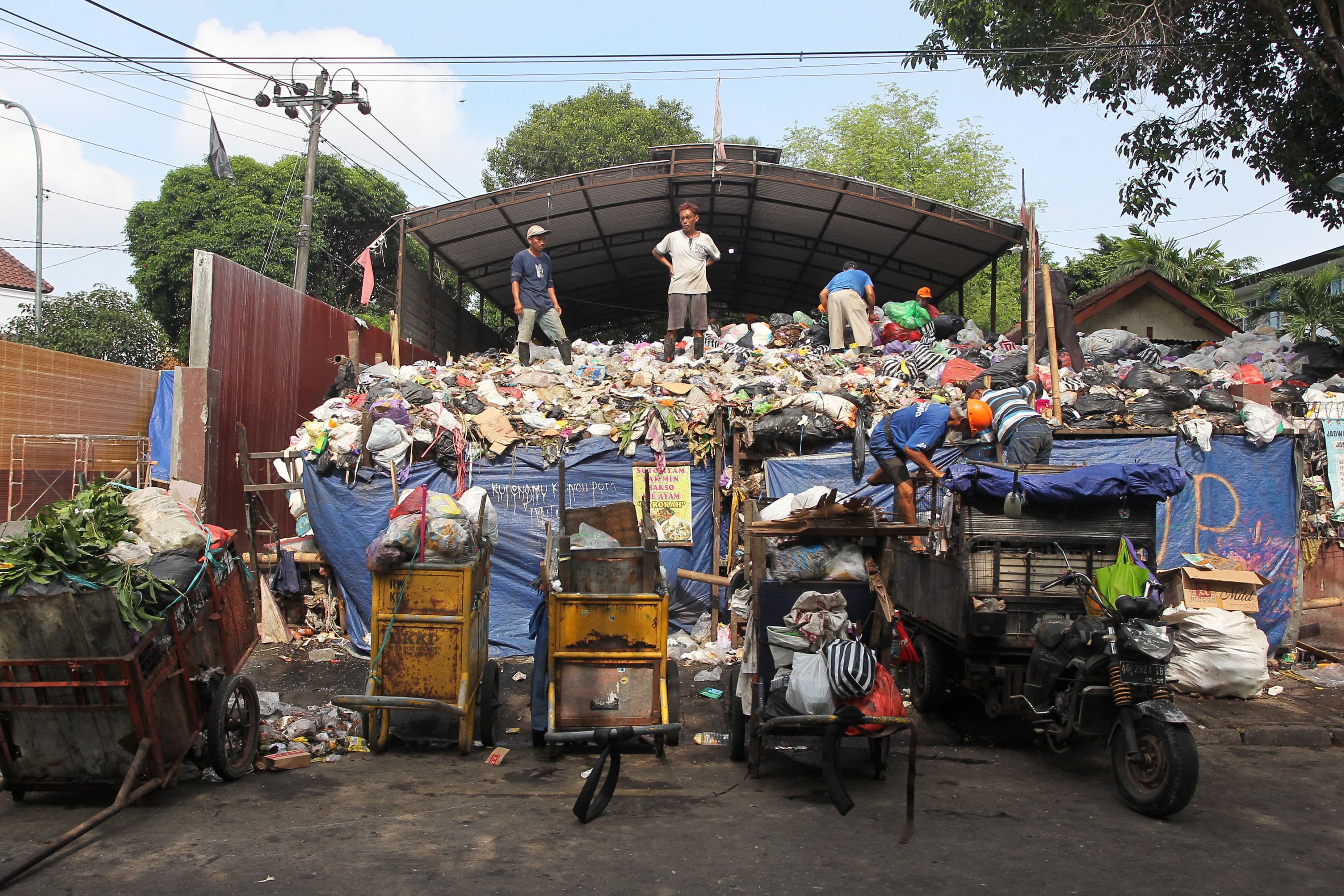 Aktivitas pembuangan sampah di depo sampah depan Stadion Mandala Krida yang kondisinya sudah menggunung, Kota Jogja, Senin (18/11/2024).   (Guntur Aga Tirtana/Radar Jogja)
