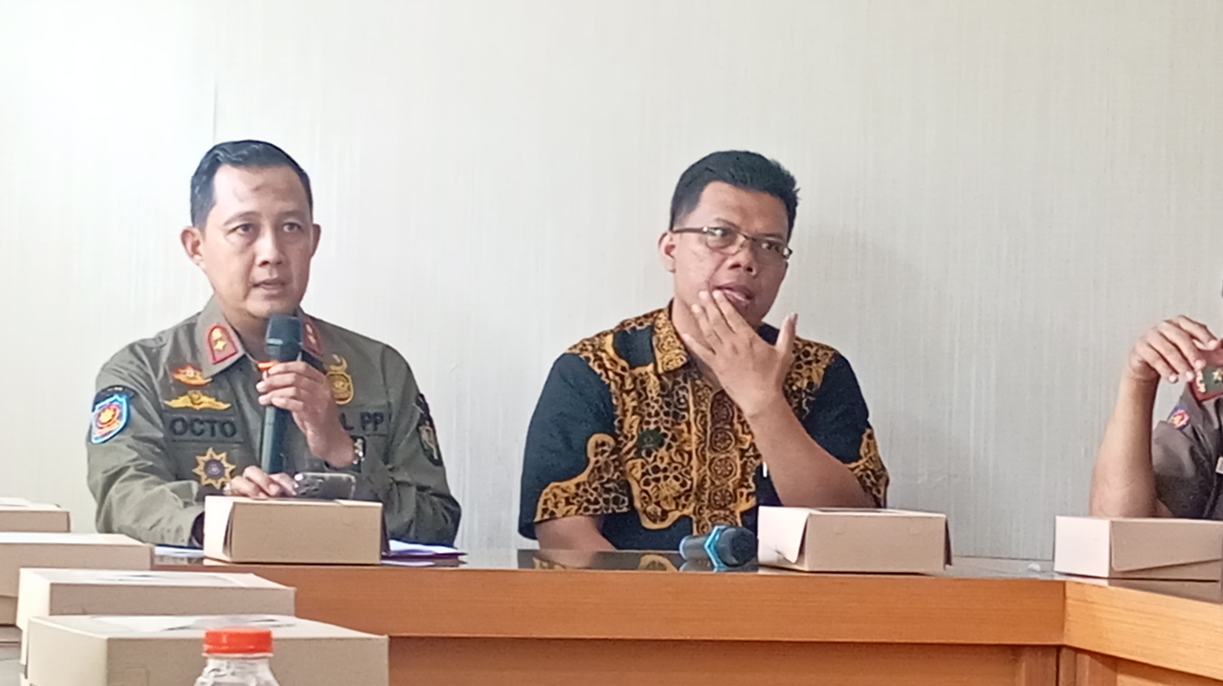 SIAGA: Kepala Satpol PP Kota Jogja Octo Noor Arafat saat menyampaikan keterangannya tentang Gelar Pasukan Kesiapan Satlinmas Kota Jogja Selasa(19/11).