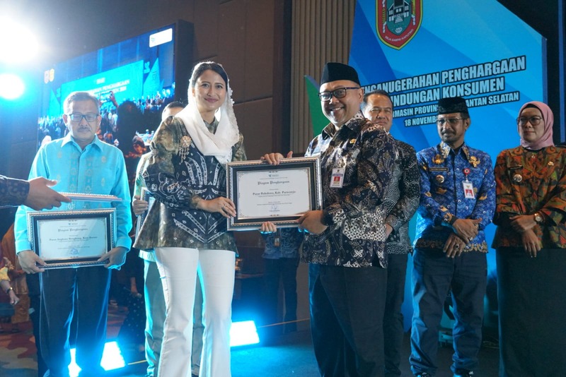Wamendag Dyah Roro Esti Widya menyerahkan piagam penghargaan kepada Pjs Bupati Purworejo pada Penganugerahan Penghargaan Perlindungan Konsumen di Banjarmasin, Kalima