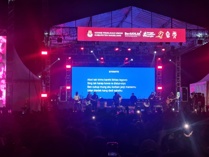 HIBUR PENONTON: Warga Magelang memadati Lapangan drh Soepardi, Sawitan untuk menyaksikan penampilan grup band Guyon Waton, Senin malam (18/11/2024).