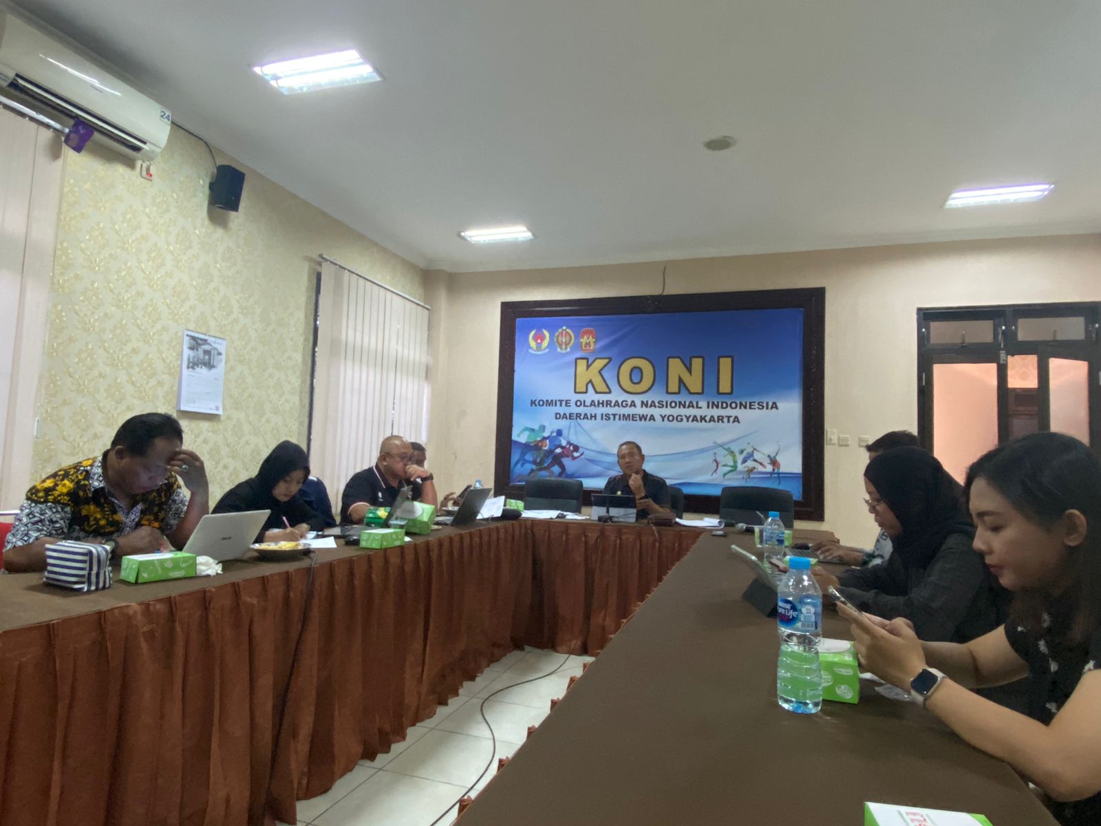 PERSIAPAN: Wakil Ketua Umum II KONI DIJ Pramana dan pengurus KONI DIJ saat membahas persiapan Porda 2025.  &nbsp;