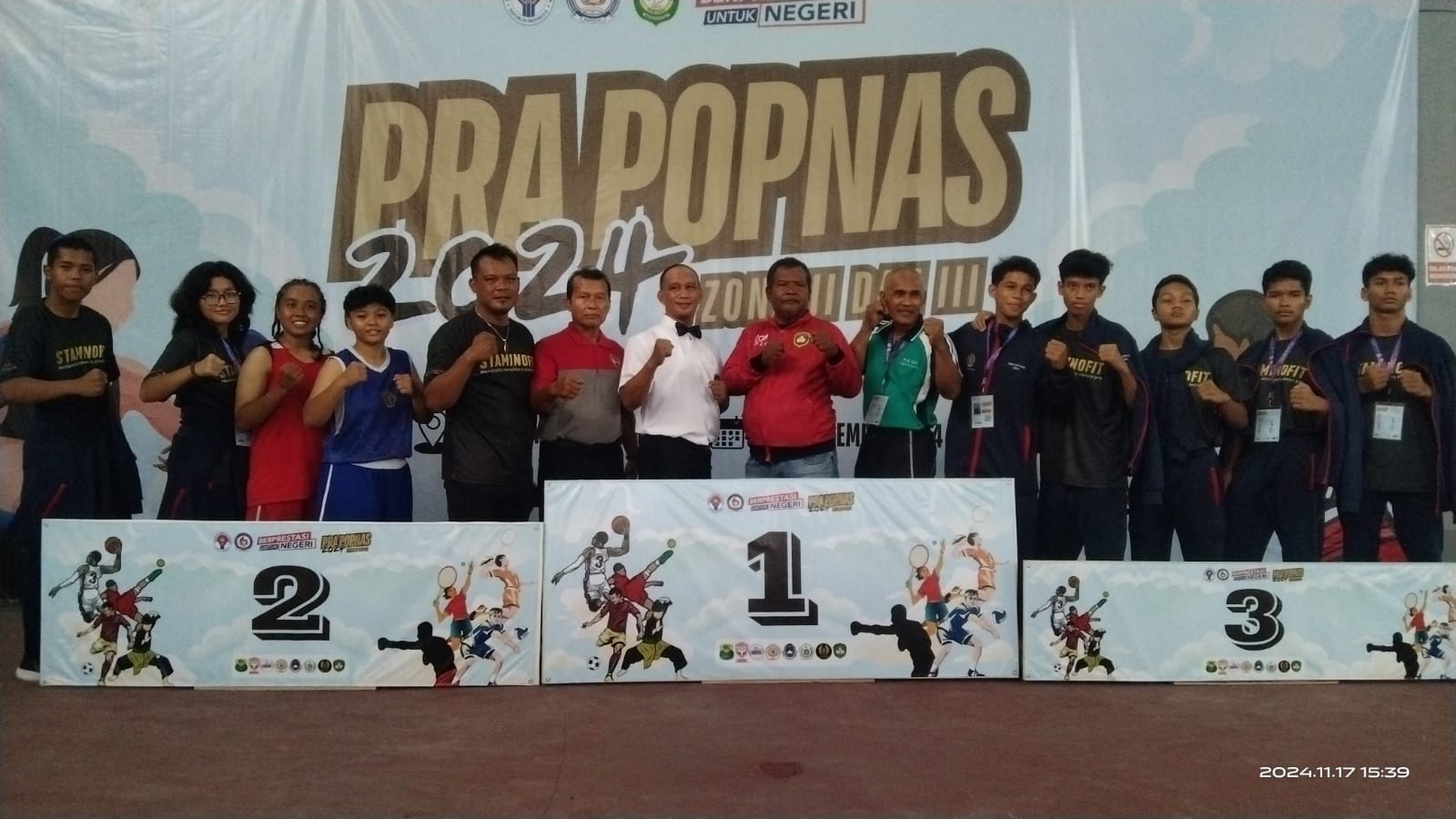 Ketua Pengda Pertina DIY Gandung Parjiyono  berfoto bersama para atleh, pelatih, dan official tinju pelajar DIY yang tampil di ajang Pra Popnas 2024  &nbsp;