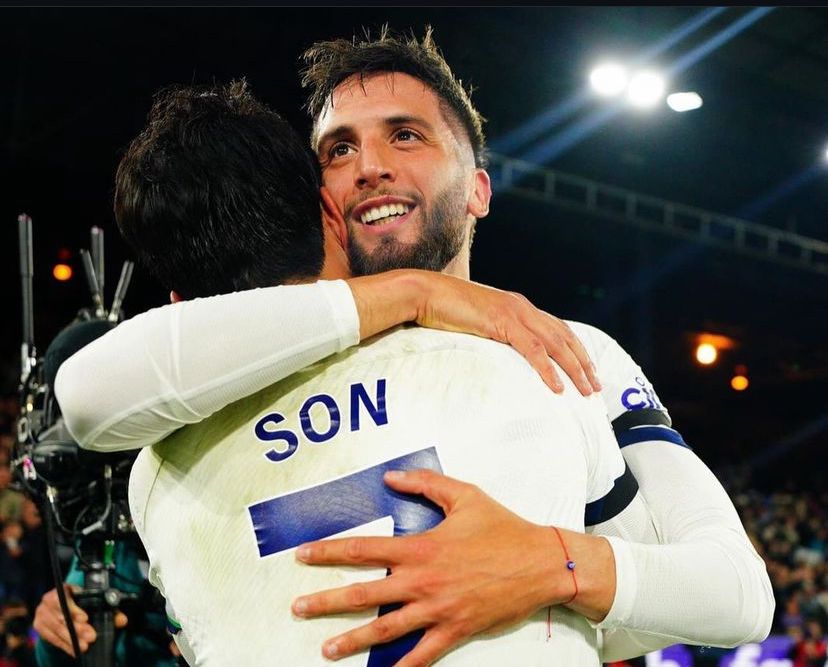 Foto rodrigo bentancur memeluk son heung min ketika pertandingan bersama totenham hotspur.&nbsp;