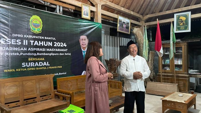 TURBA: Suradal (kanan) saat menggelar reses untuk menjaring aspirasi masyarakat belum lama ini.