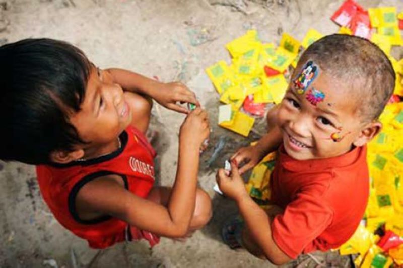Anak-anak ceria, mereka sedang asyik bermain.