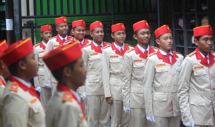 BERI SAMBUTAN: Siswa SMPN 5 Jogja yang tergabung sebagai personel Tonti Pawitikra saat menyambut jajaran Komisi X DPR RI kemarin (20/11).