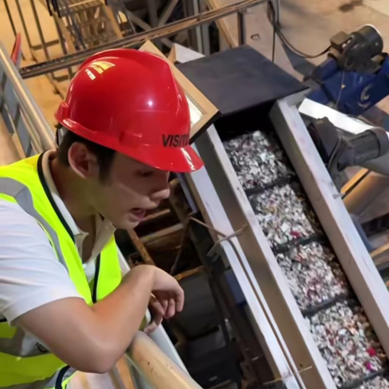 Jerhemy Owen melihat proses daur ulang sampah plastik di Pan Era Group.
