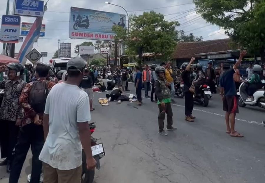 Insiden kecelakaan lalu lintas di Bundaran Siyono tepatnya di Jalan Jogja-Wonosari, Playen, Gunungkidul, Rabu (20/11) sekitar pukul 11.00 WIB.
