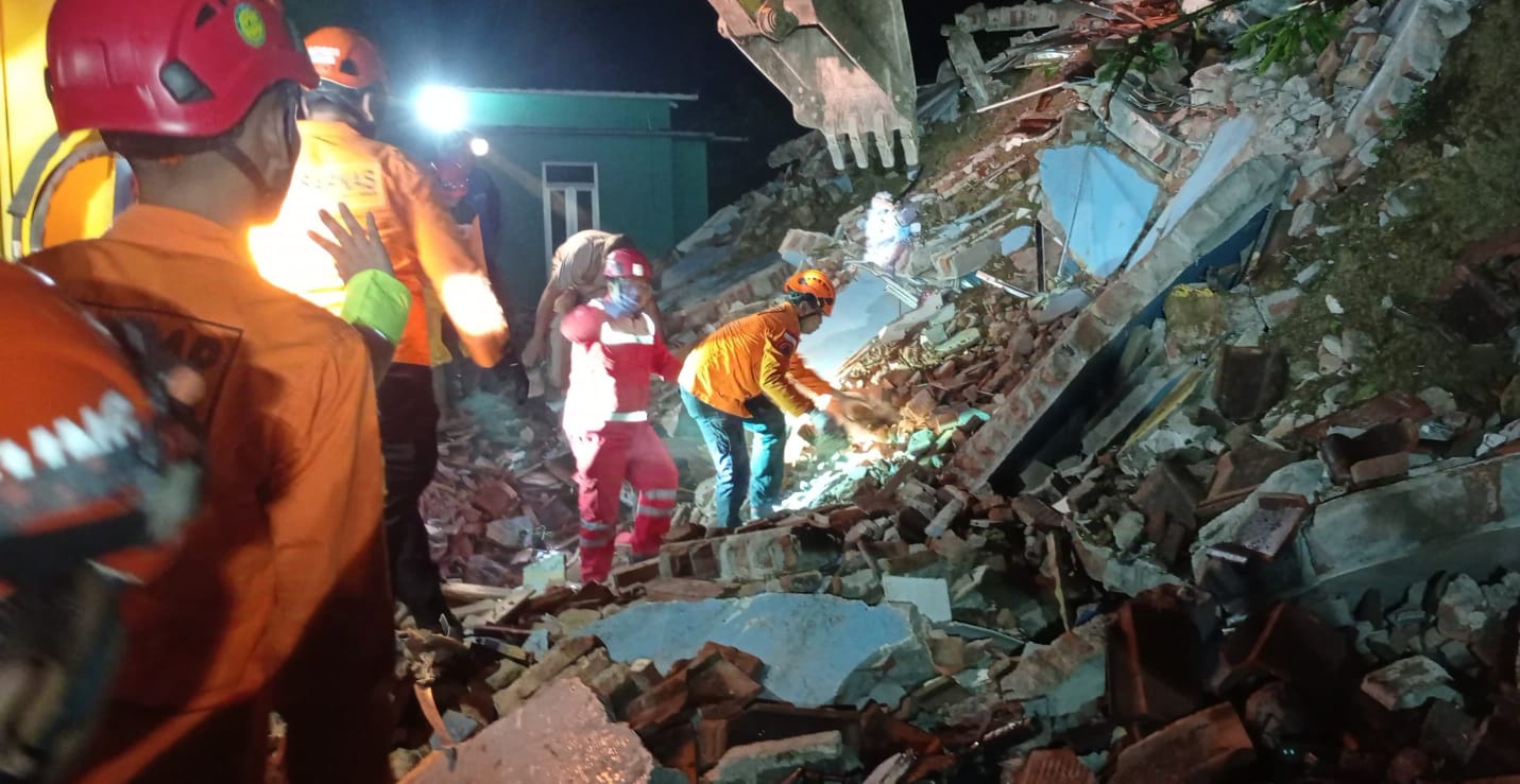 BPBD Purworejo untuk Radar Jogja  Proses evakuasi korban longsor di Dusun Peniron, Desa Plipiran, Bruno, Purworejo pada Selasa (19/11).&nbsp;