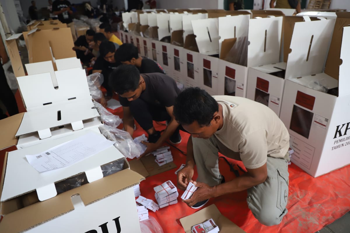Petugas tengah melakukan proses memasukan surat suara ke dalam kotak suara di Gudang KPU Kabupaten Purworejo, Selasa (19/11).