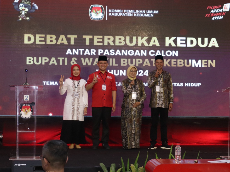 ADU GAGASAN : Kedua paslon bupati dan wakil bupati Kebumen telah melaksanakan debat terakhir. Debat tersebut digelar dengan tema kesejahteraan dan kualitas hidup.