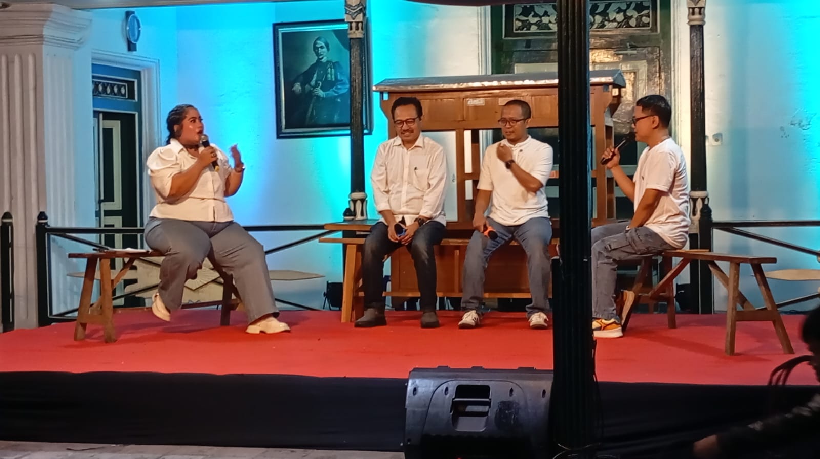 Pasangan Heroe Poerwadi dan Sri Widya Supena saat mengisi kegiatan Wadul Mas Gundul usai menonton pertandingan Indonesia vs Arab Saudi di Ndalem Pujowinatan, Pakualaman, Kota Jogja, (19/11/2024)