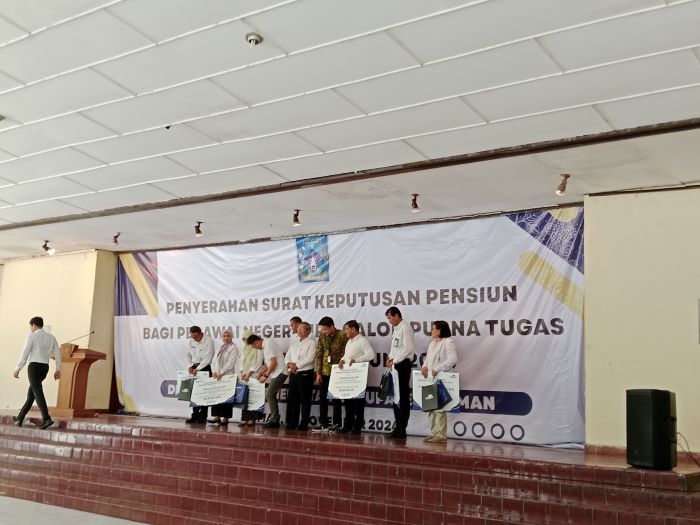 SIMBOLIS: Pemberian surat keputusan pensiun pada PNS calon purna tugas.