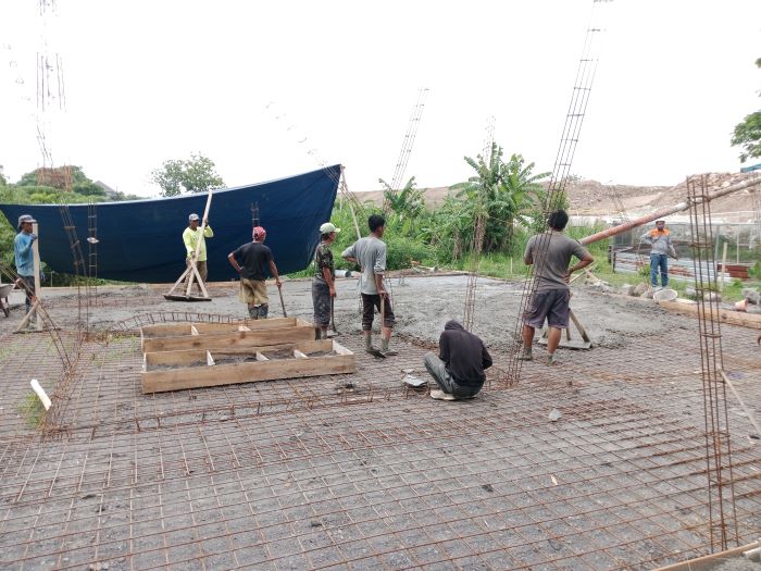 GOTONG ROYONG: Proses pengecoran lahan pengganti Makam Kyai Kromo Ijoyo di Ketingan, Tirtoadi, Mlati, Sleman Rabu (20/11/2024).