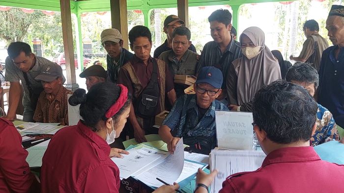 ANTRE: Warga terdampak pembangunan Tol Jogja-YIA di Donomulyo, Nanggulan, Kulon Progo saat mengumpulkan dokumen pendukung untung proses ganti untung.