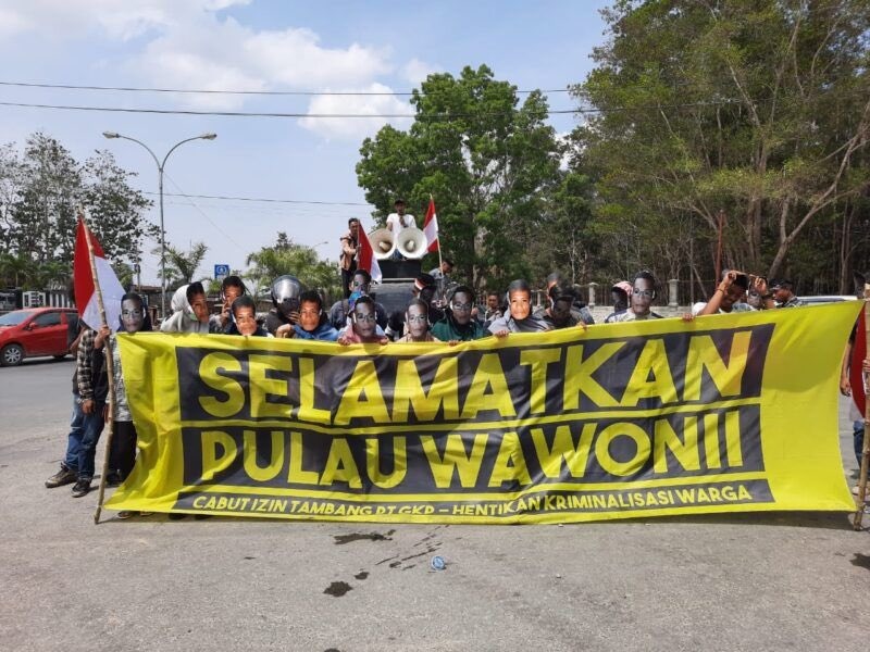 Warga Pulau Wawonii melakukan aksi unjuk rasa untuk mengusir perusahaan tambang PT Gema Kreasi Perdana (GKP) karena telah melanggar putusan Mahkamah Konstitusi (MK), pada Senin (18/11/2024).