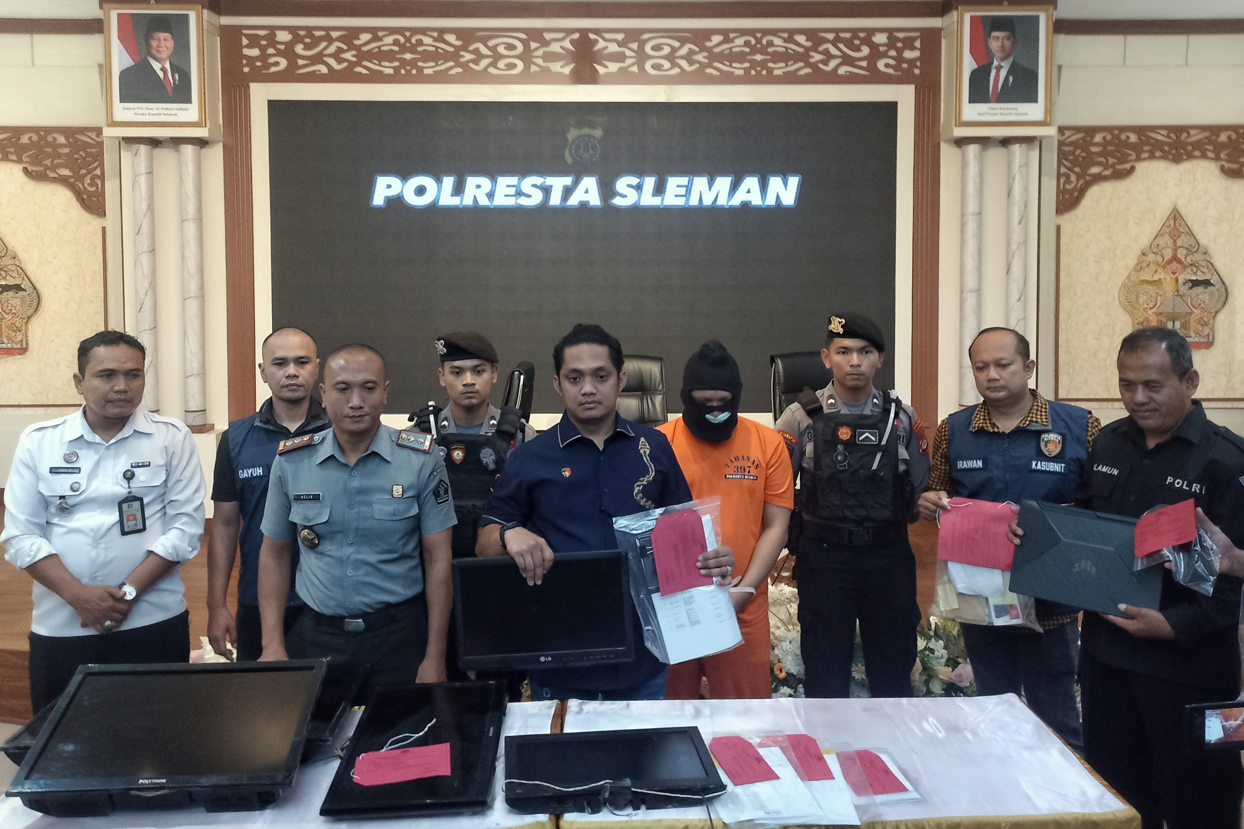 Jajaran Polresta Sleman menunjukkan tersangka kasus pungli di Lapas Cebongan MRP beserta barang bukti di Mapolresta Sleman, Rabu (20/11/2024).&nbsp;