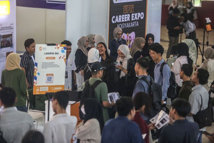ANTUSIAS: Mahasiswa dan pencari kerja mendatangi stand perusahaan saat UPN Career Expo 2024 di Auditorium UPN, Depok, Sleman Rabu (20/11/2024).