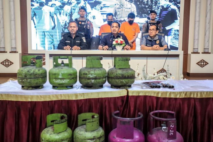 Polisi saat menghadirkan tersangka dan menunjukkan barang bukti dalam kasus pengoplosan gas elpiji bersubsidi di Mapolresta Sleman, Rabu (20/11/2024).
