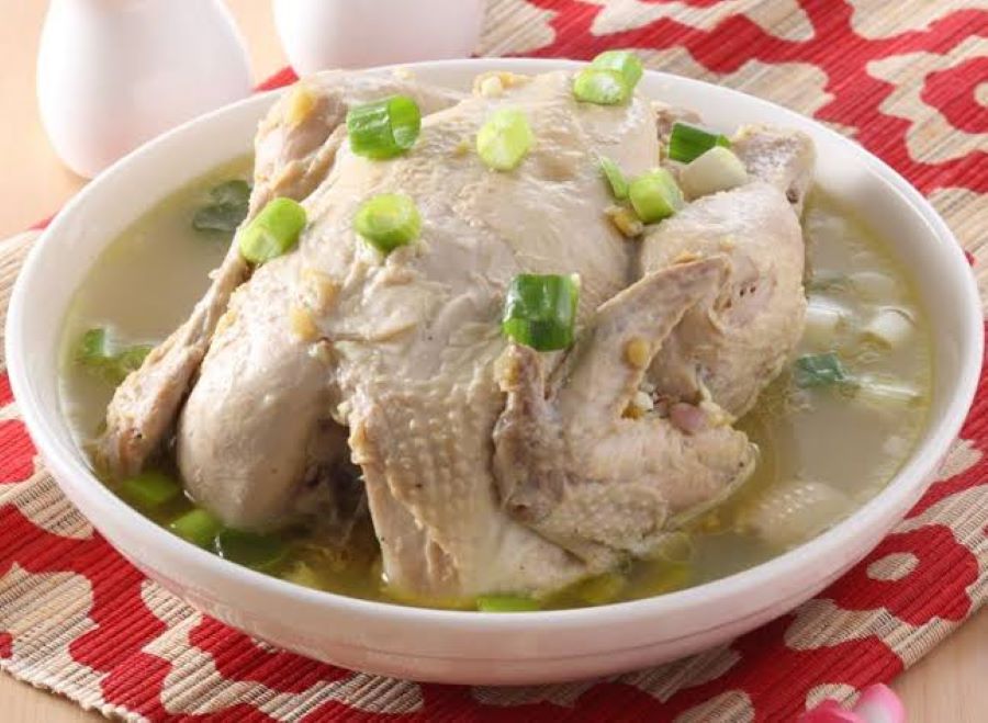 Sup Ayam Rebus Jahe, salah satu sajian Chinese food.