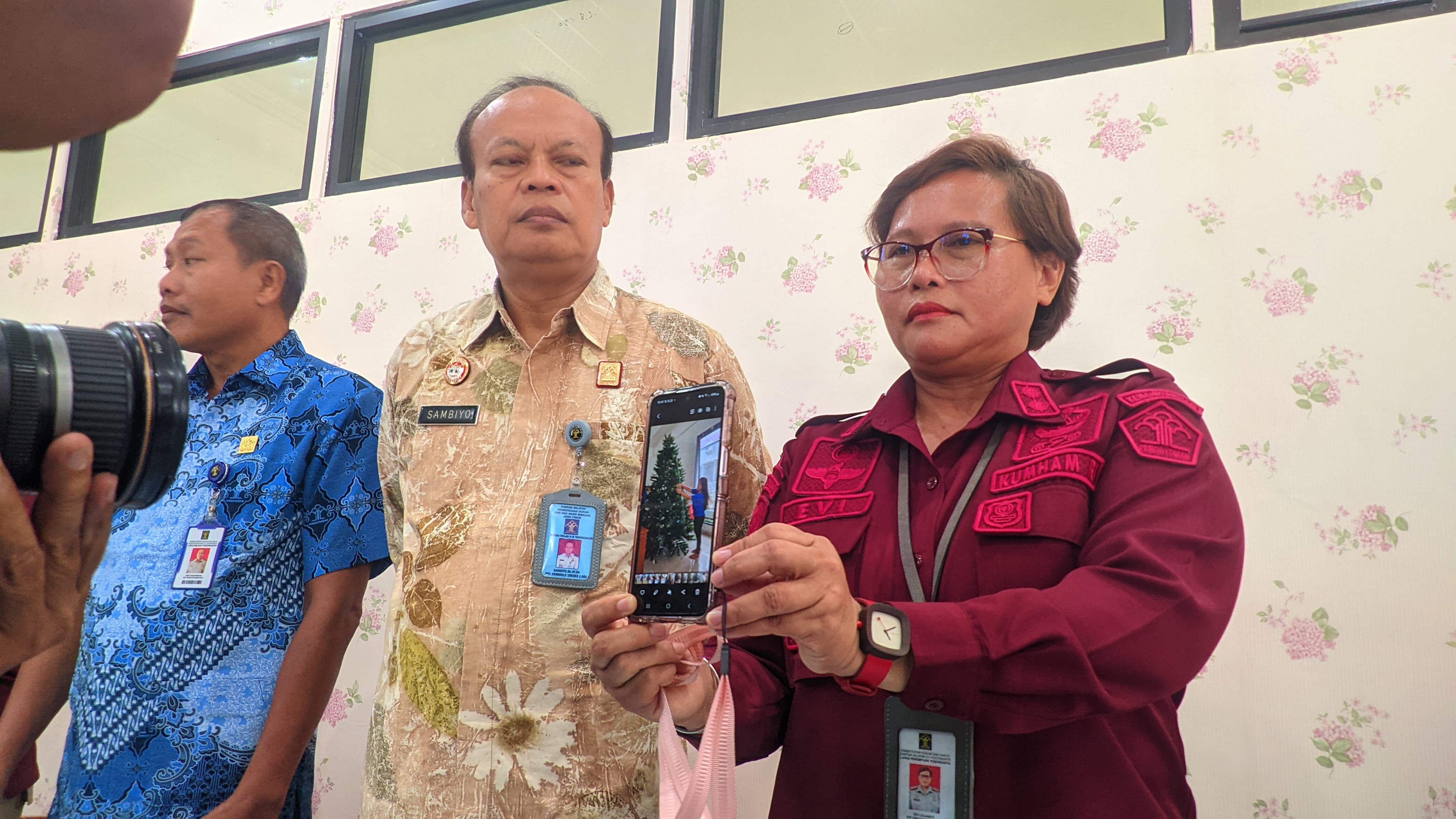 Kepala LPP Kelas IIB Yogyakarta Evy Loliancy saat menunjukan foto Mary Jane yang sedang menghias pohon natal di dalam lapas, Kamis (21/11).