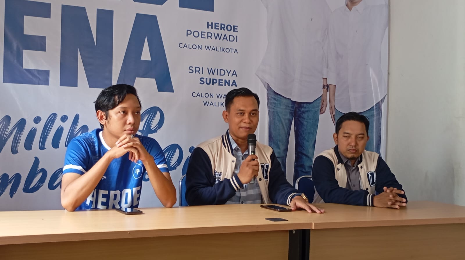 Suasana jumpa pers Kampanye Akbar Kemenangan Satu Jogja Hepi Semua yang dilaksanakan di Posko Pemenangan Heroe-Pena, Kamis (21/11/2024).  (iwan nurwanto/radar jogja)