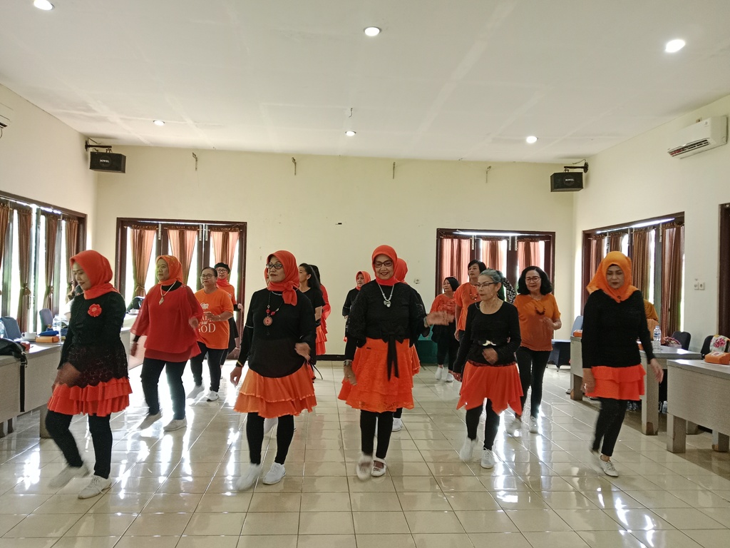 Saat ditemui pada Kamis (21/11) di salah satu ruangan Restoran Taman Pringsewu, para anggota ULD terlihat kompak berlatih