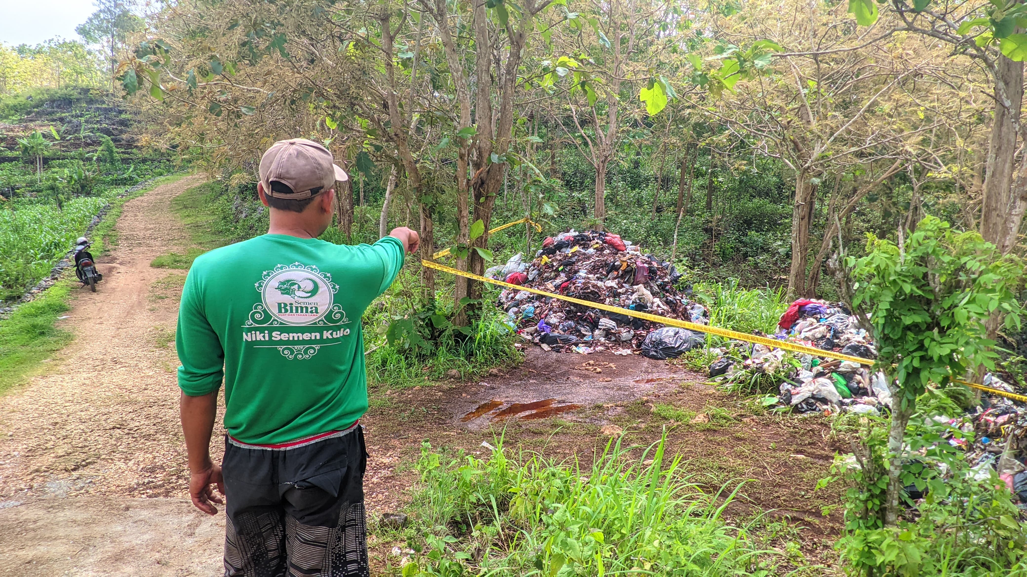 DIGARIS POLISI: Tumpukan sampah ilegal dari Kota Jogja dibuang di wilayah Padukuhan Dondong, Kalurahan Jetis, Saptosari, Gunungkidul.