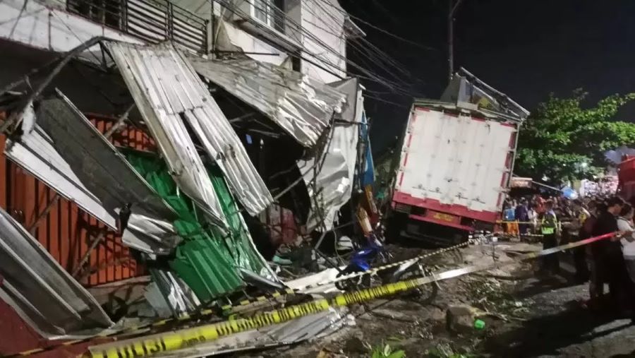 Kecelakaan truk tronton tabrak kios yang terjadi di Ngaliyan Semarang pada hari Kamis (21/11/2024).