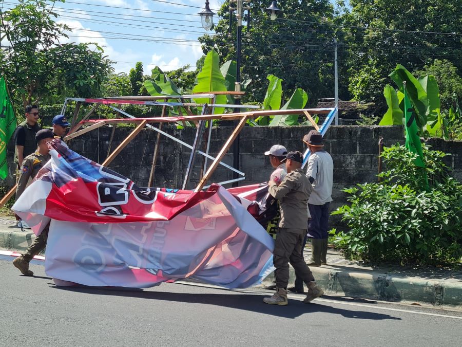 COPOT APK: Tim gabungan menyisir sejumlah lokasi untuk menurunkan alat peraga kampanye jelang Pemilu 2024 lalu.
