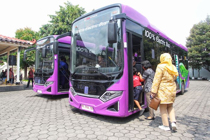 Uji coba dua bus tenaga listrik dari kompleks Kepatihan mengelilingi kawasan Malioboro, Kota Jogja, Jumat (22/11/3034).